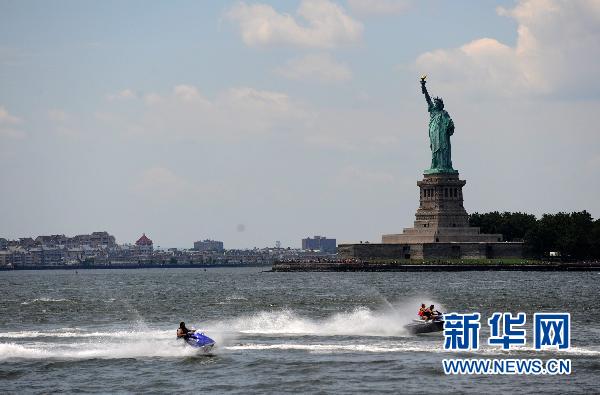 7月24日，游客在美国纽约哈德孙河上乘坐摩托艇。当日，由“大都会水滨联盟”组织的第三届纽约“水城日”活动在纽约哈德孙河畔的总督岛举行。游客通过参观展览、河边垂钓、乘船观光等一系列免费活动，感受“水城”纽约的魅力，了解保护水资源、维护水生态环境的意义。新华社记者申宏摄 