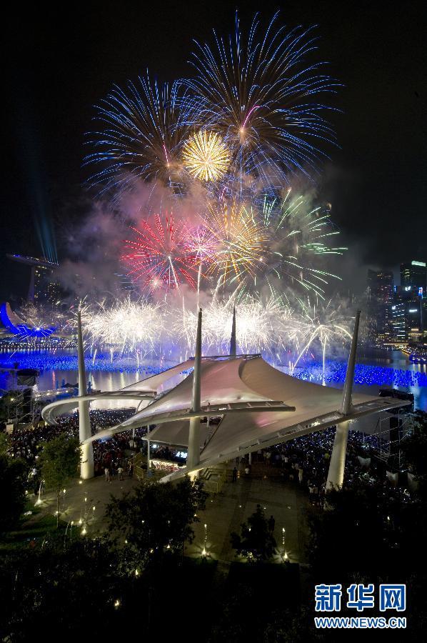 （国际）（3）新加坡雨中燃放烟火迎新年