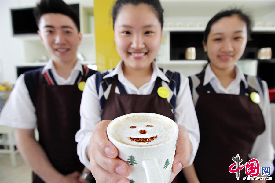 5月7日，浙江省诸暨市海亮国际学校的学生制作有笑脸图案的咖啡，迎接“世界微笑日”的到来。 中国网图片库 骆善新摄影