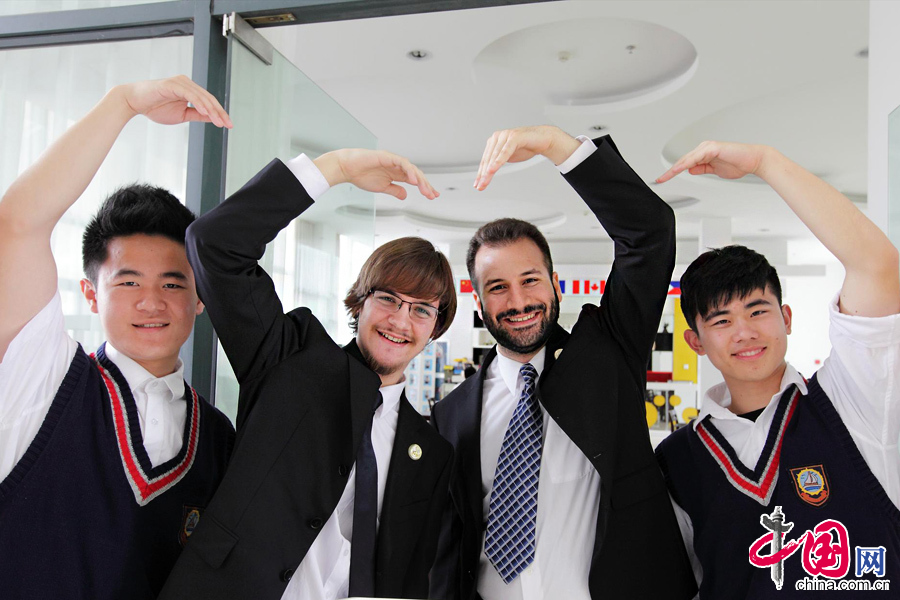 5月7日，浙江省诸暨市海亮国际学校的中外师生晒出幸福的笑脸，迎接“世界微笑日”的到来。 中国网图片库 骆善新摄影