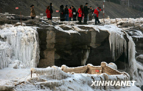 1月2日，游人在黄河壶口瀑布景区游玩拍照。