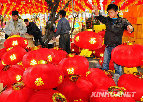 福州市花灯制作工人在“两马同春闹元宵”活动现场加紧布置（2月21日摄）。