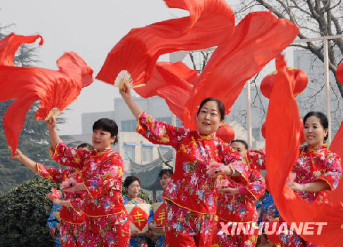 2月23日，焦作市解放区洪河村村民载歌载舞闹新春。 