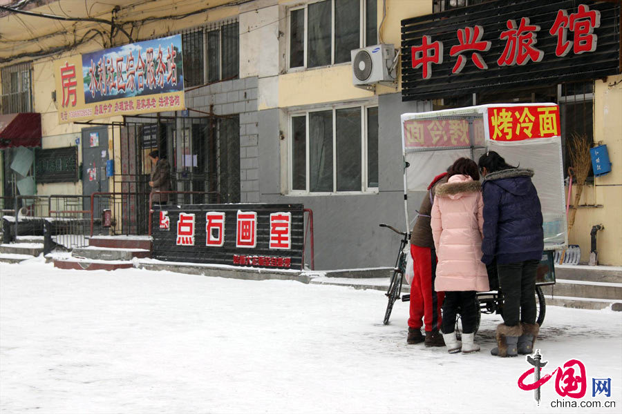 12月4日，经过两天的降雪，地面几乎全被大雪覆盖。中国网图片库 胡迪摄影