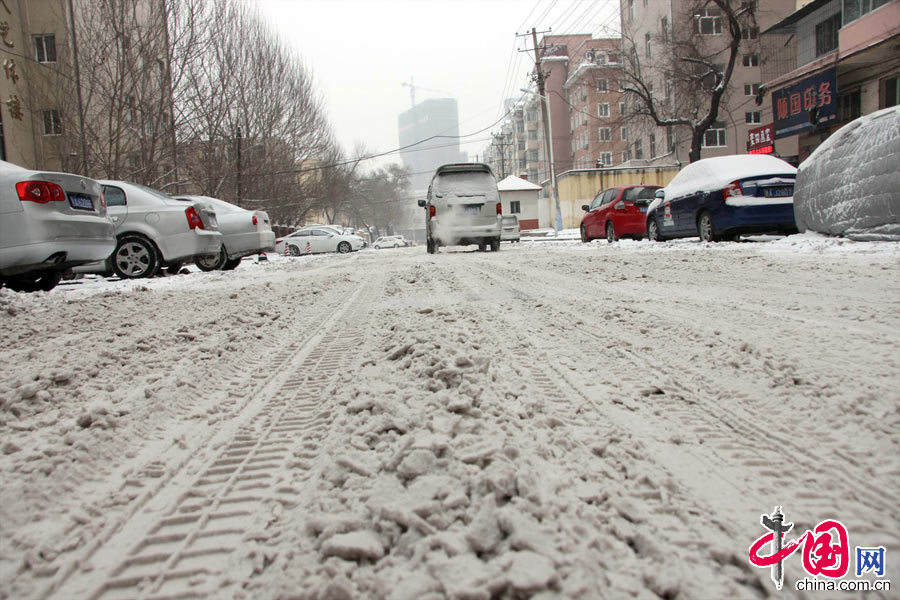 12月4日，经过两天的降雪，地面几乎全被大雪覆盖，车辆在积雪中艰难行进。中国网图片库 胡迪摄影