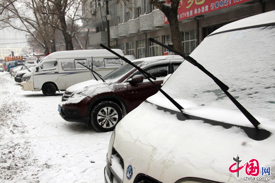 12月4日，经过两天的降雪，地面几乎全被大雪覆盖，车辆被冰雪覆盖。中国网图片库 胡迪摄影