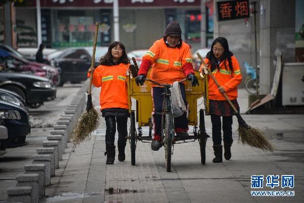 （城乡热点）（1）浙江武义：新录用公务员上岗先当环卫工人