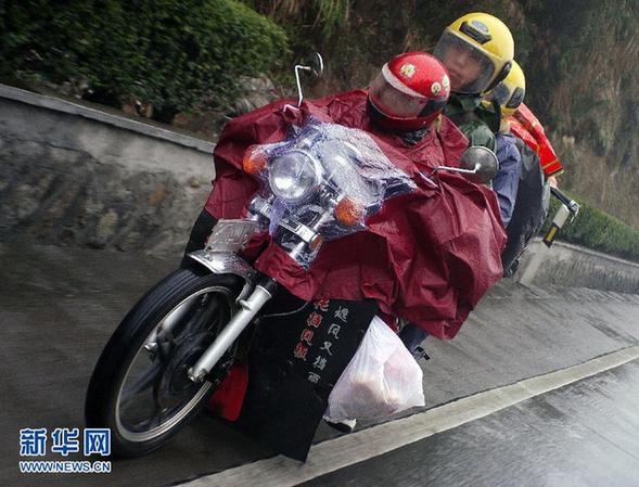 （以此说明为准）（新春走基层）（5）4岁娃娃的千里铁骑返乡路