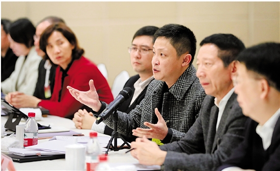 本报记者 徐斌 摄    1月14日下午,丽水代表团在驻地审议两院报告