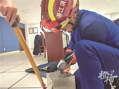 一下，两下，三下 5万元飞了出来……杭州女子紧急求助 消防员猛锤网红存钱罐