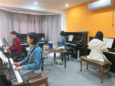 钢琴卖不动了！杭州有琴行去年销量不如以前一个月