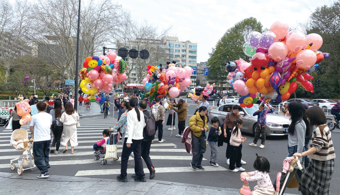 有卖气球的人承认灌的是氢气 经常聚集在杭州少年宫附近“老虎嘴”这里