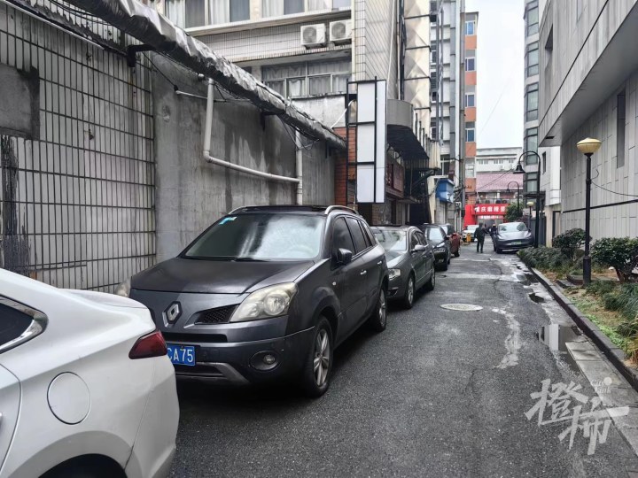 杭州这辆“僵尸车”停了7年 副驾驶长草 昨天被拖走了