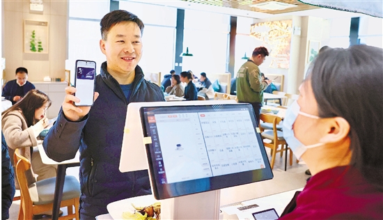 在钱江新城,一名白领使用“星光卡”在附近楼宇的食堂就餐。 记者 周逸 摄