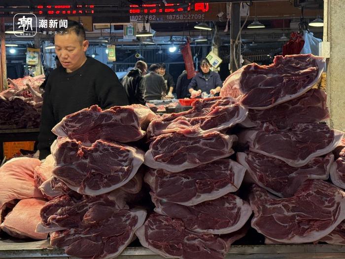 分割后的猪肉待售中 记者 施雯 摄