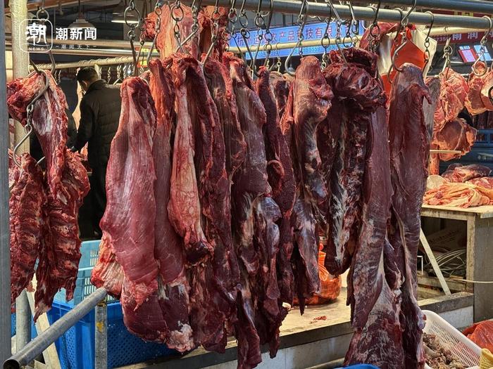 按部位批发的牛肉档口 记者 施雯 摄