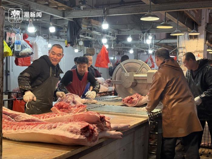 午夜时分的杭城,鲜肉批发档口客源不断 记者 施雯 摄