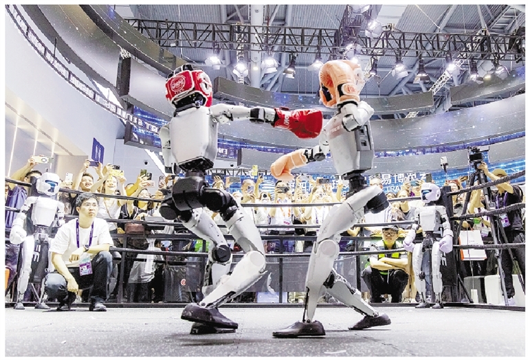 宇树机器人在第四届全球数字贸易博览会上。记者 步恩撒/摄