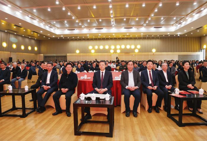 2月12日,市委、市政府举行2026年新春团拜会。市四套班子领导与社会各界代表欢聚一堂,共迎新春、共叙情谊、共话发展。 图片