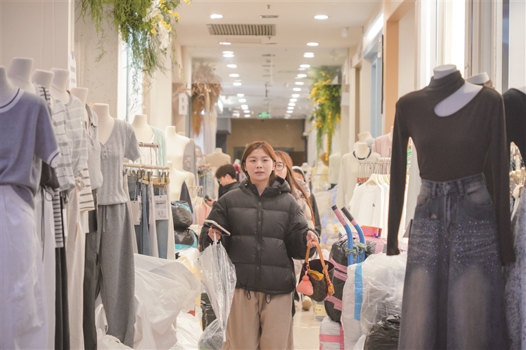 图为昨天热闹忙碌的环北丝绸服装城。