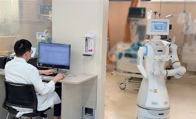 全国首台“持证上岗”的移动医疗机器人正式入驻浙大邵逸夫医院重症监护室(ICU)并投入试运行。 记者 金晶 摄