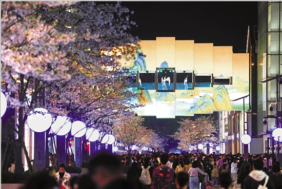 4月1日晚,《只此青绿》精华片段在杭州西湖边的西子廊桥盲盒音乐会亮相。 本报记者 魏志阳 摄