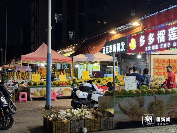 晚上八点半后驱车前来购买榴莲的市民。 潮新闻记者 李稀 摄
