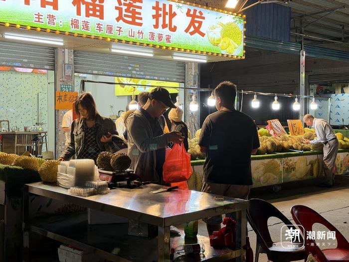 正在购买榴莲的市民。 潮新闻记者 李稀 摄