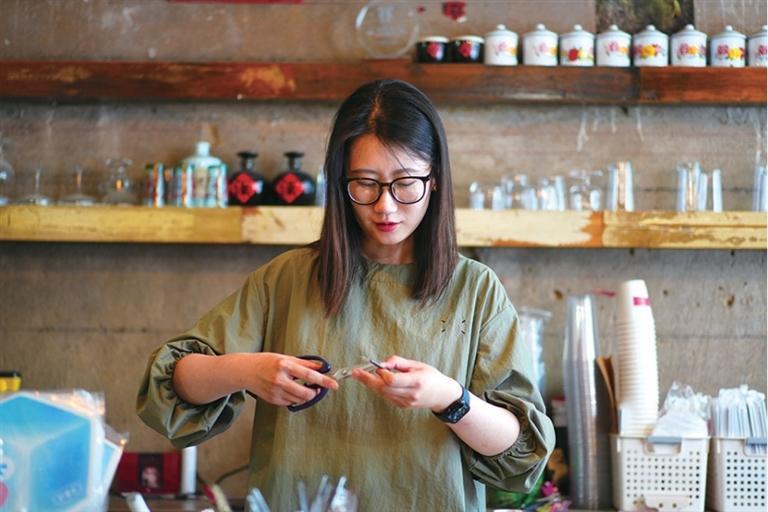 在老街开咖啡店的孙文君 记者 徐萌 摄