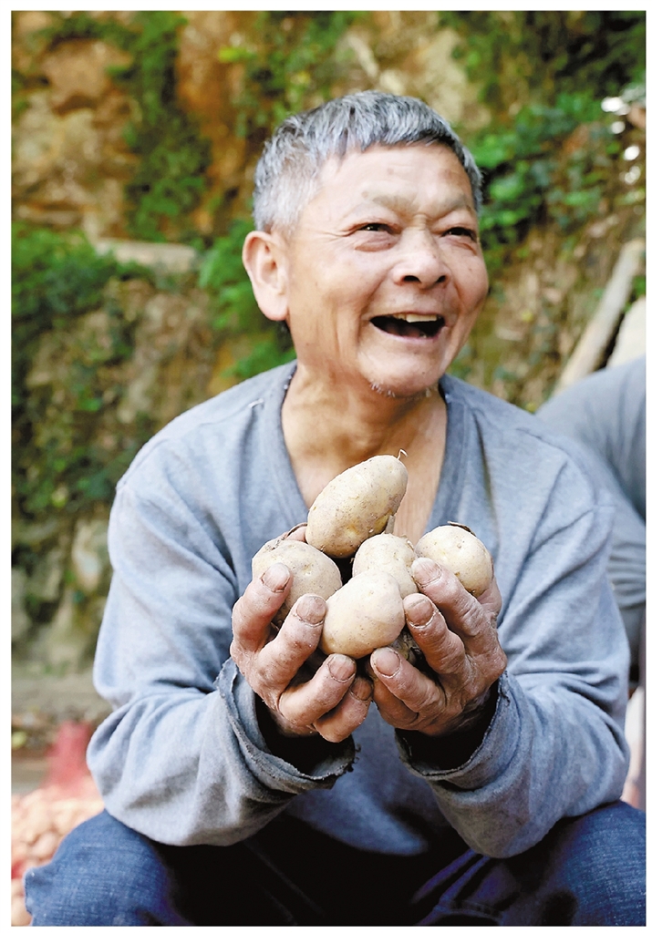 方发富手捧土豆,笑容里都是丰收的喜悦。