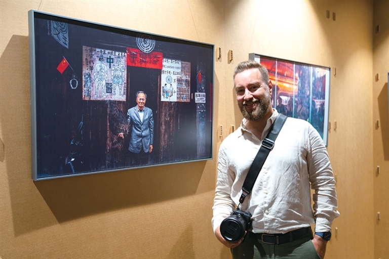 此次展览中赛人杰展出的作品之一 摄影 记者 肖宽