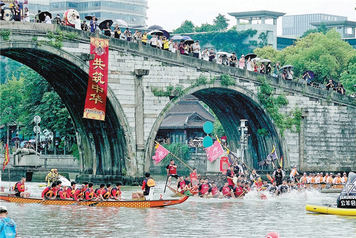 京杭大运河龙舟系列争霸赛在拱宸桥下开赛。 记者 李忠 摄