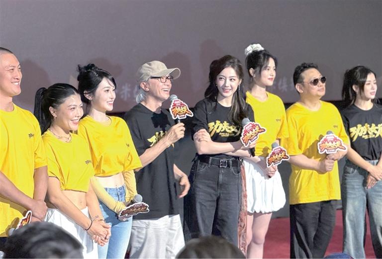 周星驰和《功夫女足》主创在杭州卢米埃影城(西溪天街店)路演