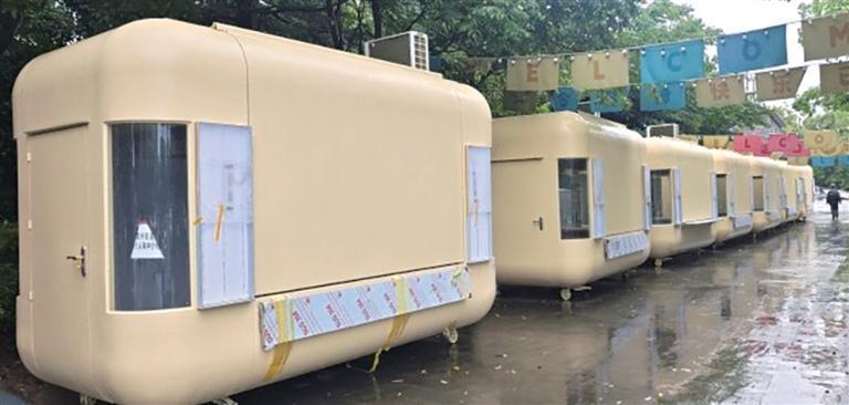 6月下旬西兴地铁口的“胶囊”车