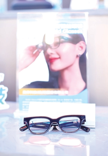 乐奇智能眼镜 Rokid Glasses 消费级AR+AI眼镜,仅重49克,支持1200万像素拍摄、89种语言离线翻译、双目声阵列与全天候续航。核心功能涵盖拍照录像、实时翻译、智能导航、AI问答、便捷支付等全场景应用。