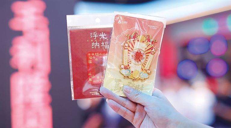 实像悬浮文创产品 采用实像悬浮技术,使原本静止的图像立体灵动地悬浮于背景贴上方,裸眼可见。有招财进宝、苏轼、飞天、西湖十景等多元场景,是文旅消费爆品。