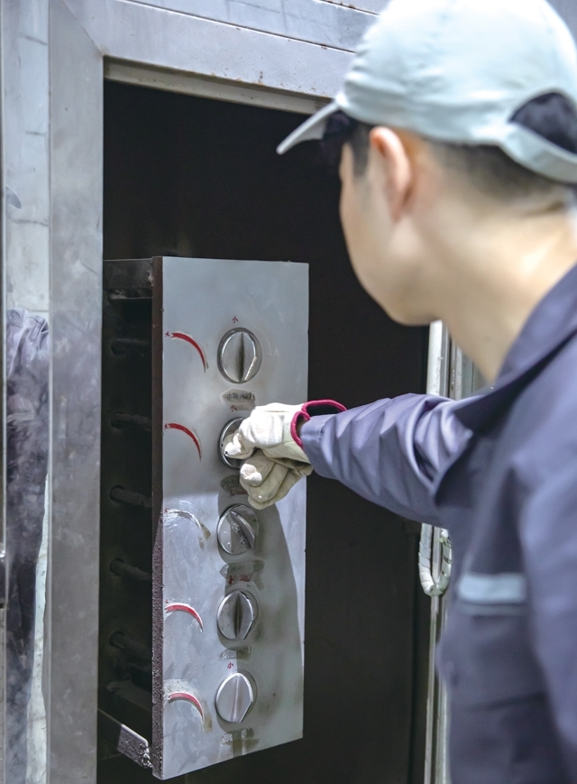 许堂银正在操作火化炉