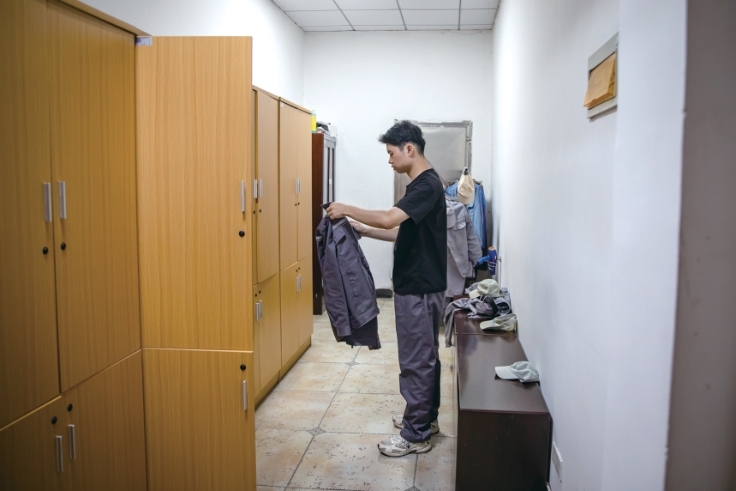 许堂银脱下工作服