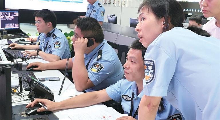 副所长叶文婷和接警区民警