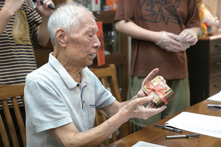 姜书凯讲述捐赠藏品的故事 记者 邵婷 摄