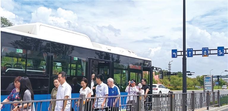 新公交站下车,走上10米就到地铁口。 记者 诸芸 摄