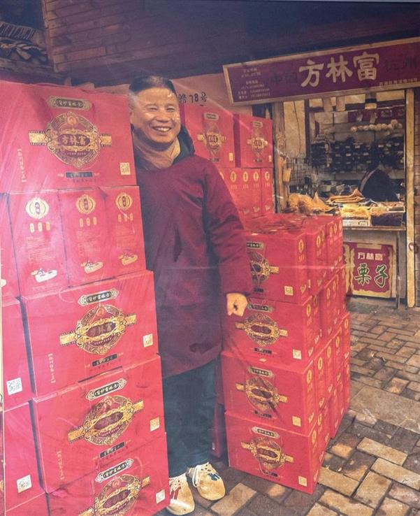 昨晚,西溪路78号方林富炒货店,墙上贴着方林富准备年货礼盒的照片。