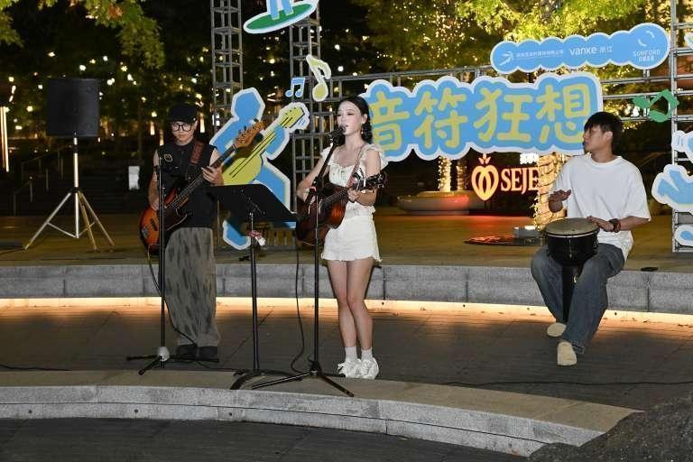 2026年8月31日,滨水街区“日耀涟里”街头音乐会