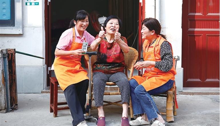 助浴员和沈奶奶 记者 江玥 摄
